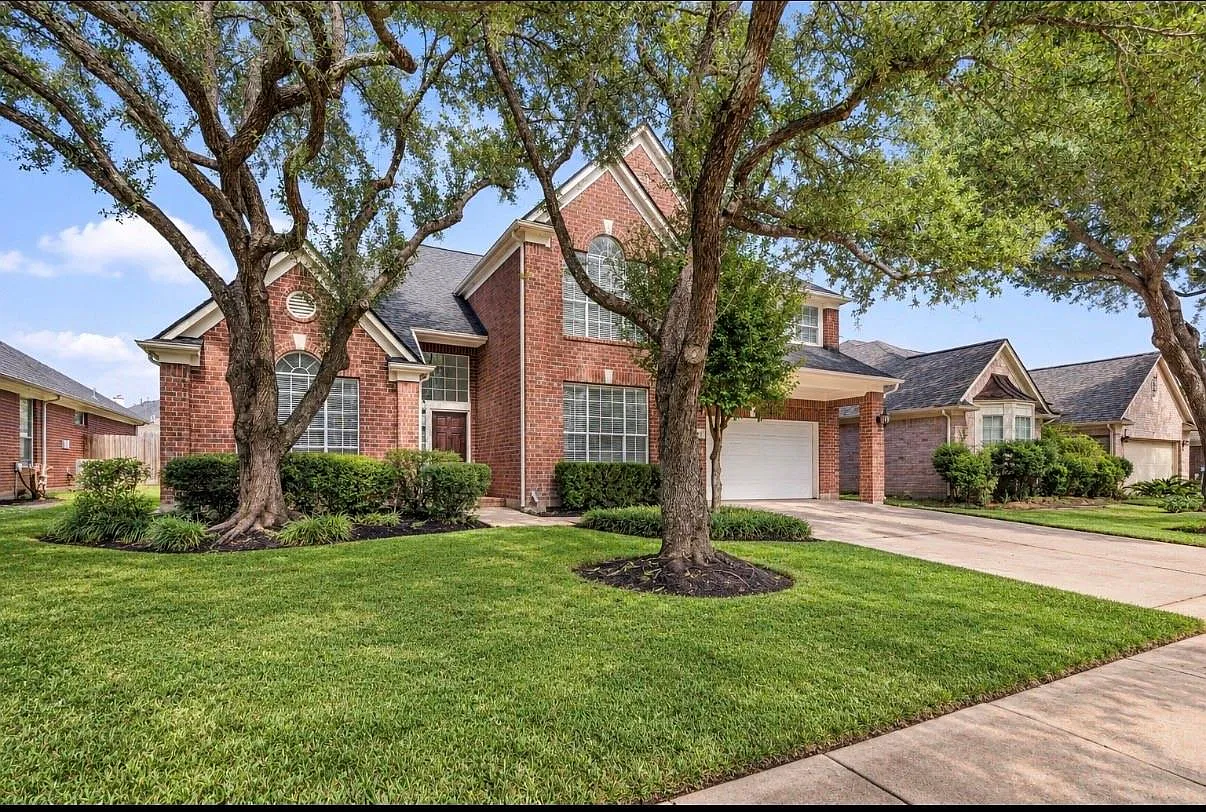 4 bed, 2.5 bath, 3305 sqft, $3,900 — Photo 1