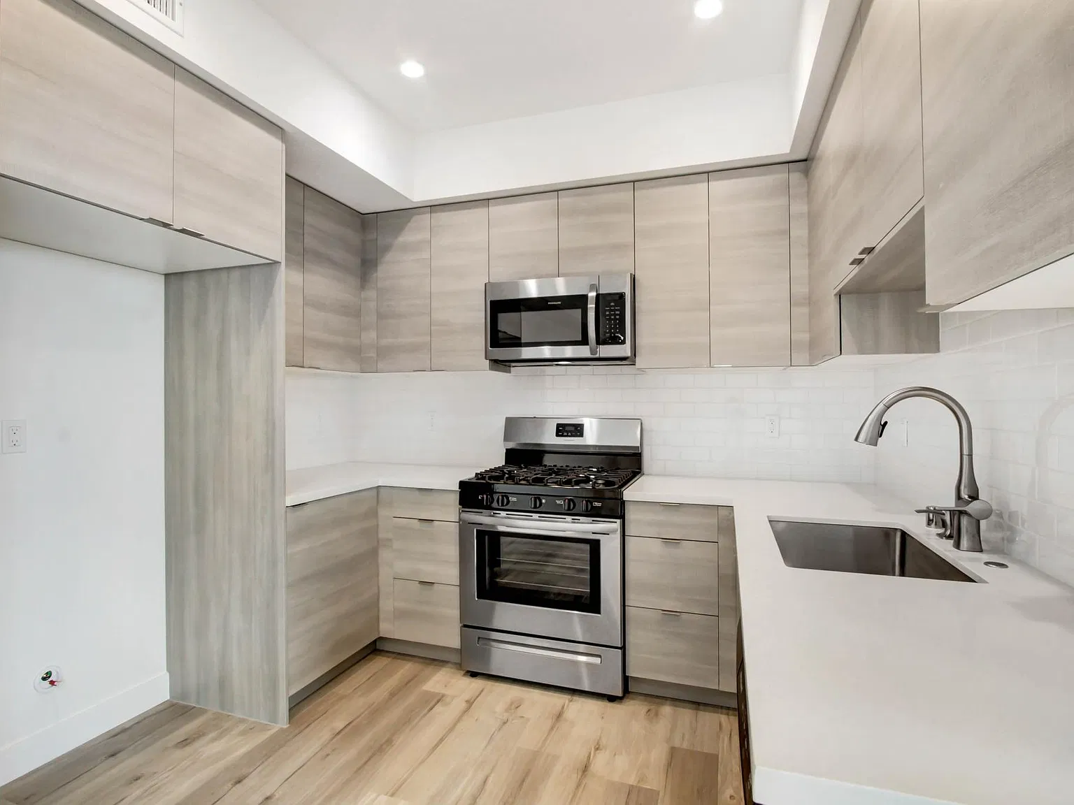 3 bed, 1059 sqft, $3,790 — Photo 2