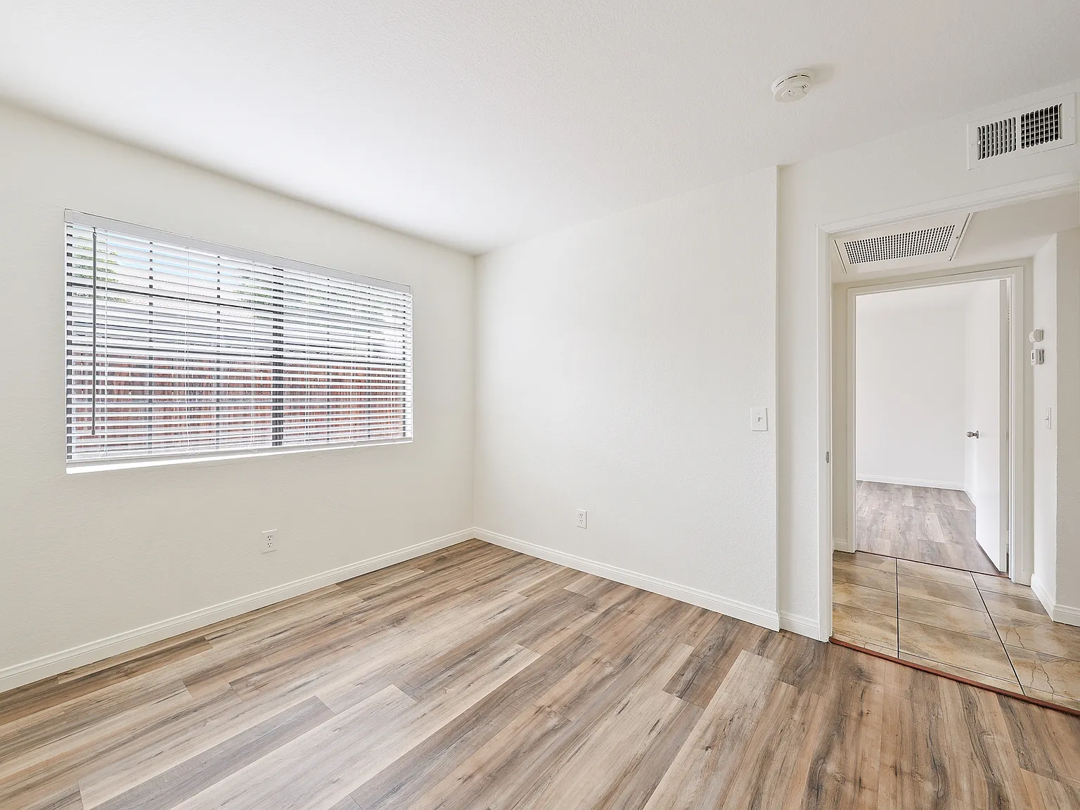 Banbury Apartments — Photo 4