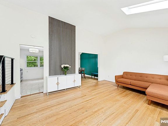 4th image of 11 Meadow St