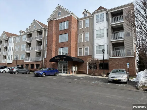 281 Cory Ln, Elmwood Park, NJ 07407