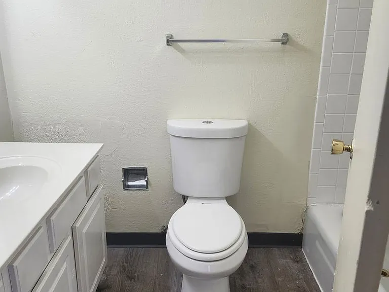 Mulford Park Apartments — Photo 12