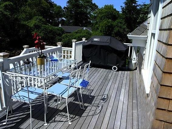 Deck with Table/chairs and gas Grill