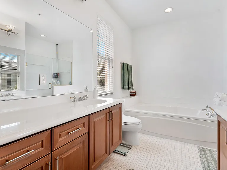 638 NW 38th Cir — Photo 14