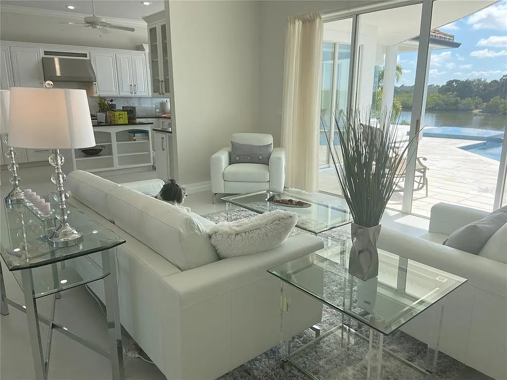 3 bed, 3.0 bath, 3201 sqft, $20,000 — Photo 2
