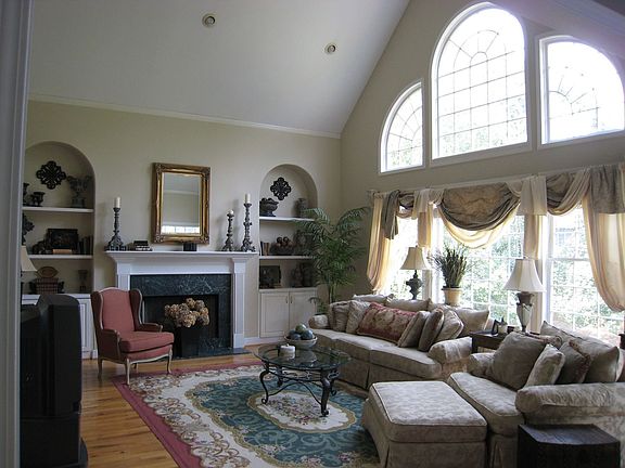 Beautiful Family Room with lots of architectual features