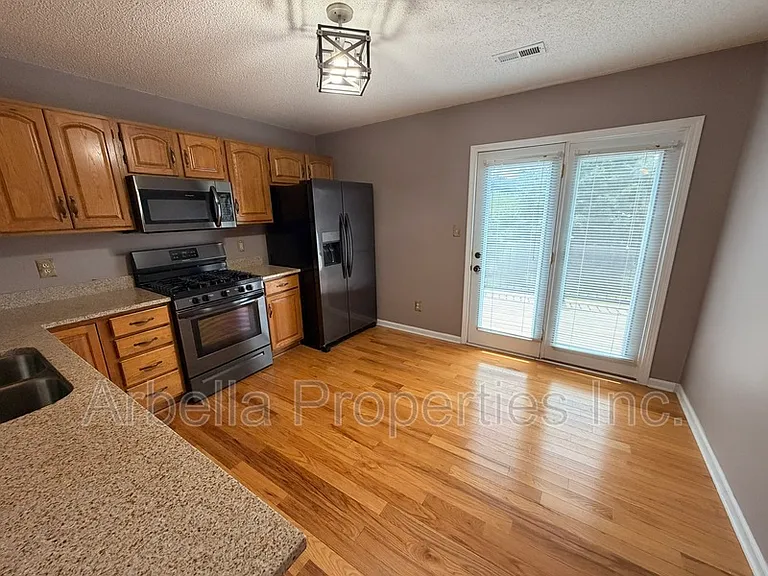 215 Radford Dr — Photo 6