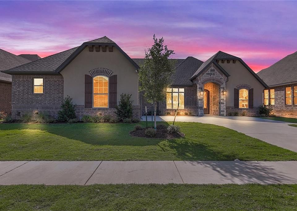 1st image of 2077 Clive Dr