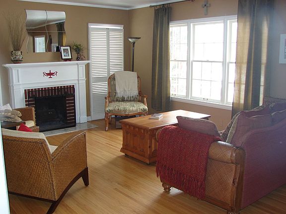 Beautiful Living Room w/ hard wood floors