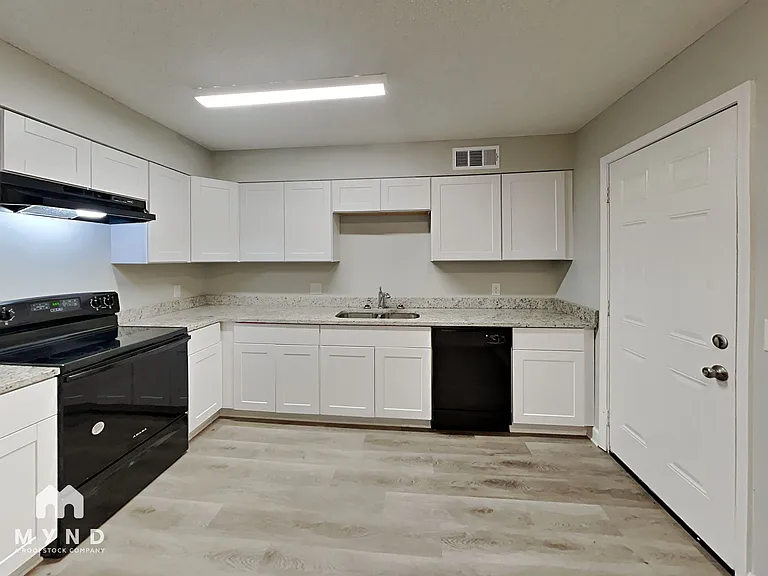 4645 Sandy Park Dr — Photo 3