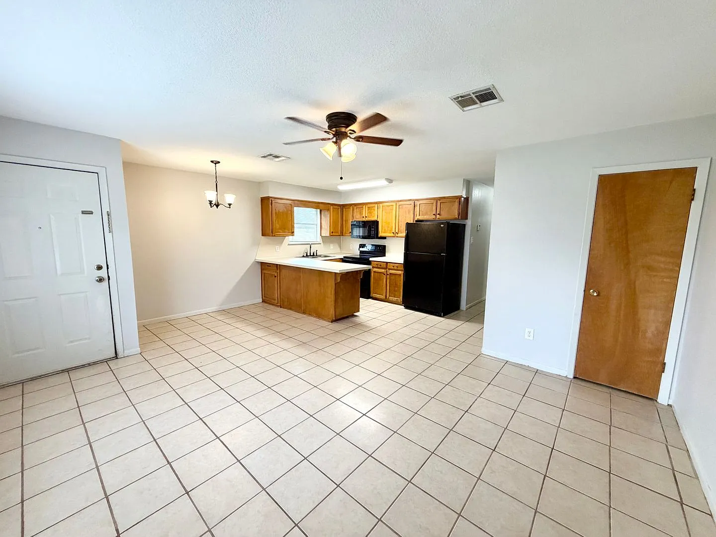 Move-In Special $500 Off 1st Month's Rent | 2BR Duplex | Private Yard | Pets Welcome — Photo 4