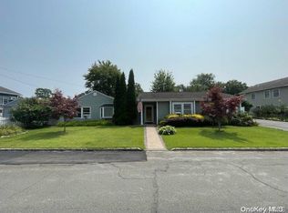 133 Texas St, Lindenhurst, NY 11757
