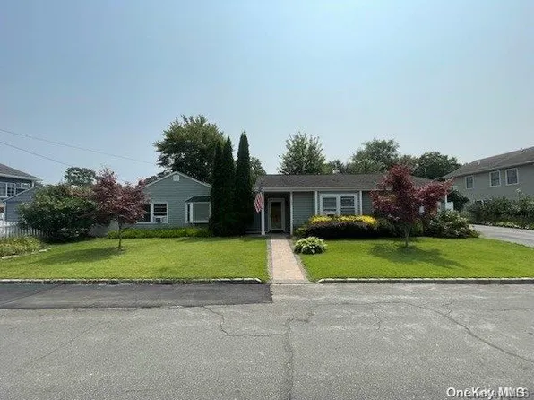 133 Texas Street, Lindenhurst, NY 11757