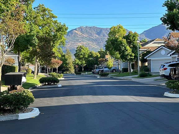 Cul-de-sac street with view of Mount Diablo.
