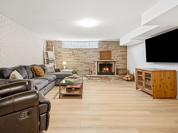 3rd image of 17 Acadia Cres