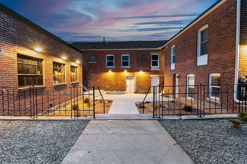 Studio, 405 sqft, $995 — Photo 1