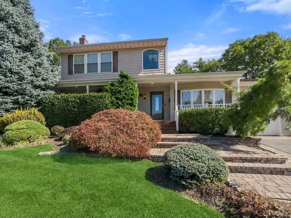25 Beaumont Drive, Plainview, NY 11803