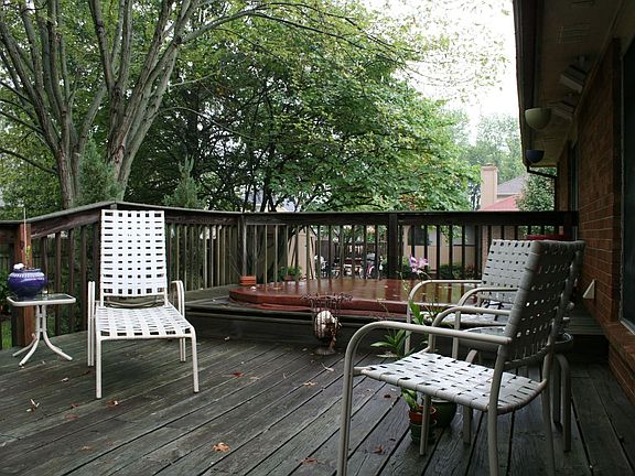 PATIO WITH HOT TUB