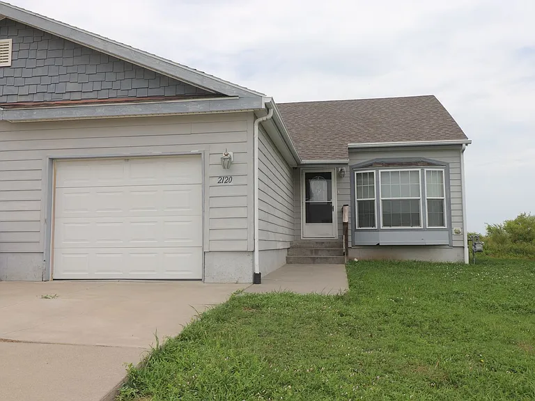 2120 Thompson Dr — Photo 1