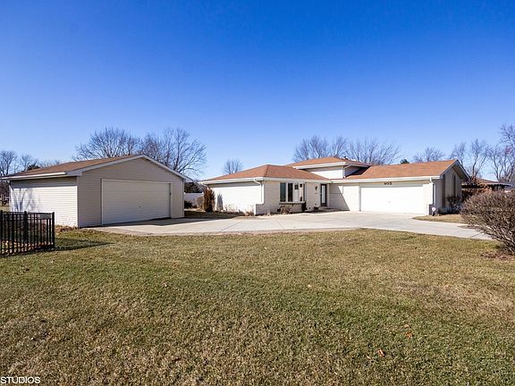 Room for 4 cars plus toys!