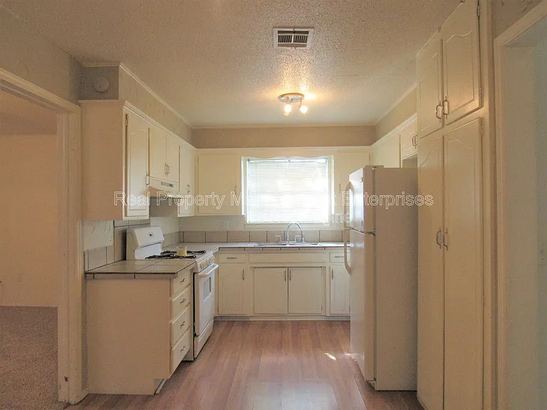 637 Redstone Ave — Photo 3
