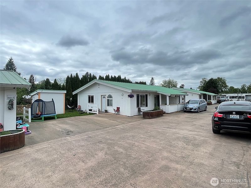 3rd image of 109 4th Avenue SE