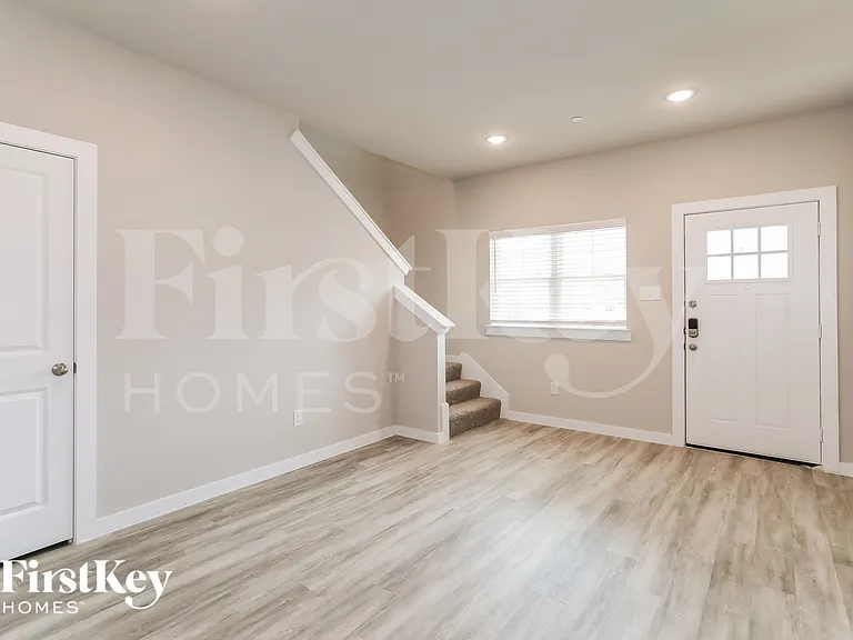319 Niki Dr — Photo 2