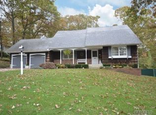 11 Robinhood Ln, East Setauket, NY 11733