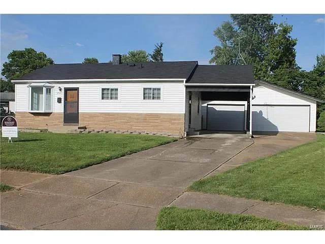 2305 Hawthorne Manor Dr photo 1