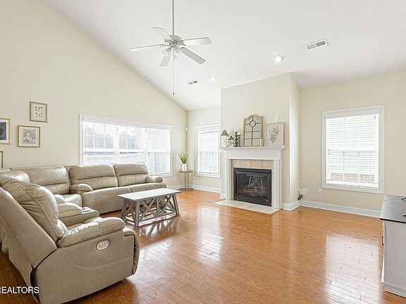 3rd image of 117 Fallberry St