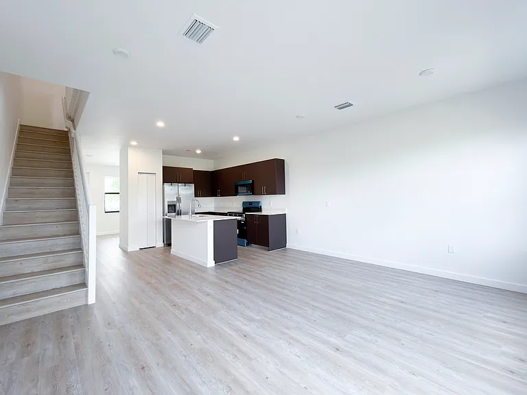 132 NW 10th Pl — Photo 4