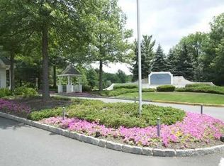 935 Waterford Dr, Edison, NJ 08817