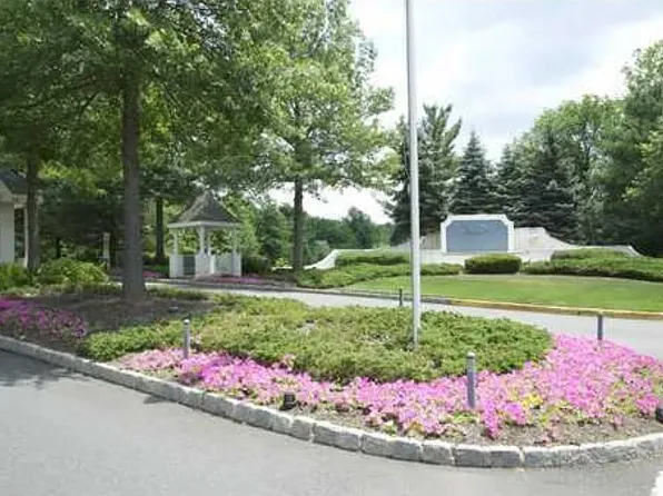 935 Waterford Dr, Edison, NJ 08817