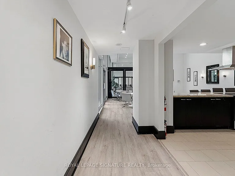 438 King St W #1417 — Photo 37