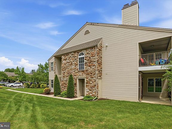 3rd image of 223 Greenview Dr