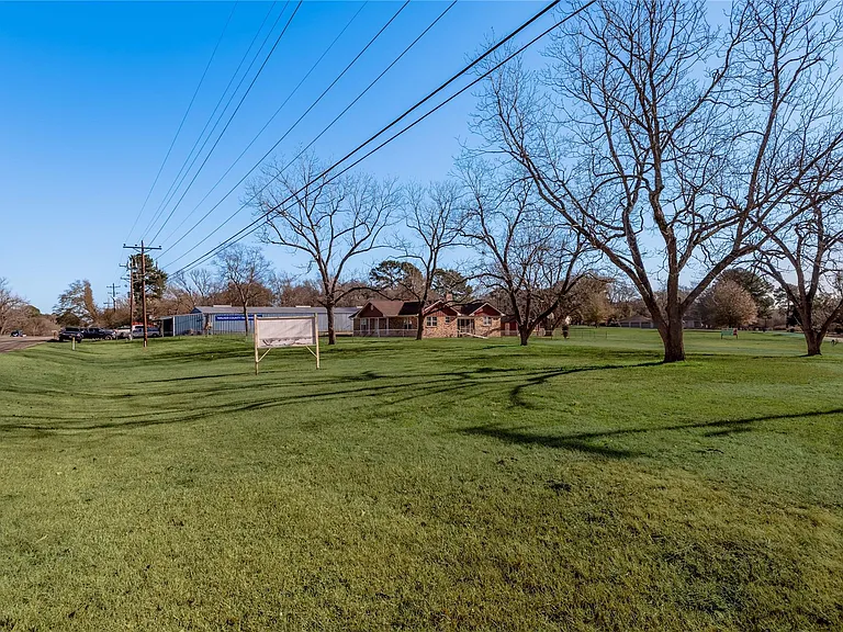 2201 Badger Ln — Photo 2