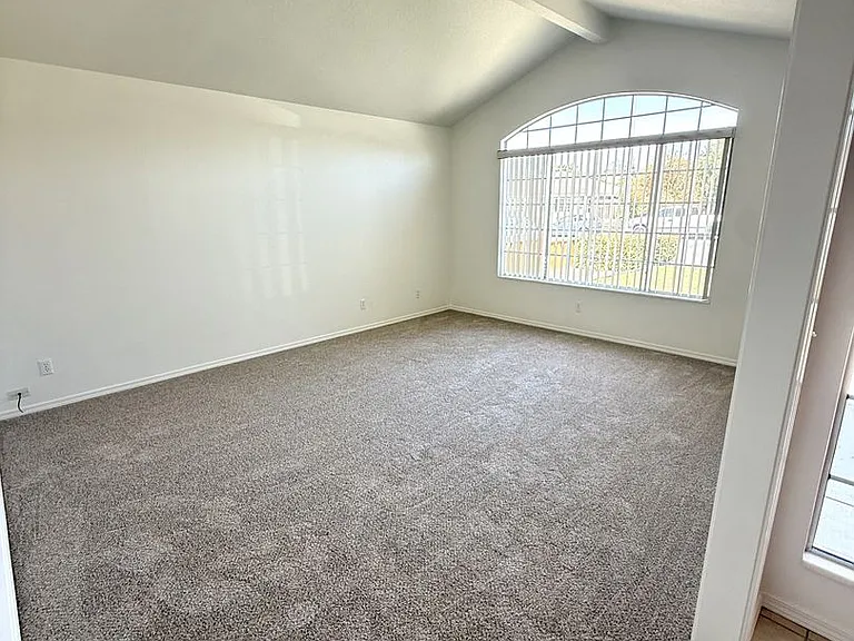 1250 Clearview Dr — Photo 2