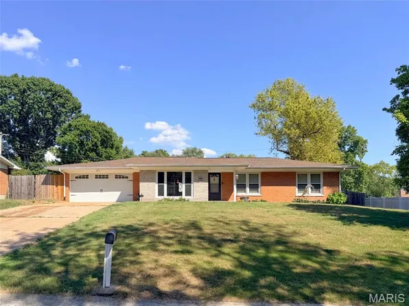 50 Cheshire Dr, Belleville, IL 62223