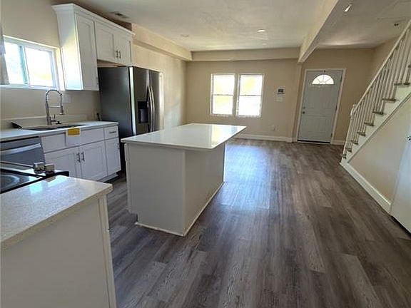4th image of 215 Oak St