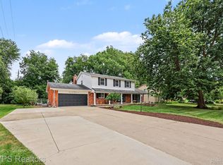 6949 Cottonwood Knl, West Bloomfield, MI 48322