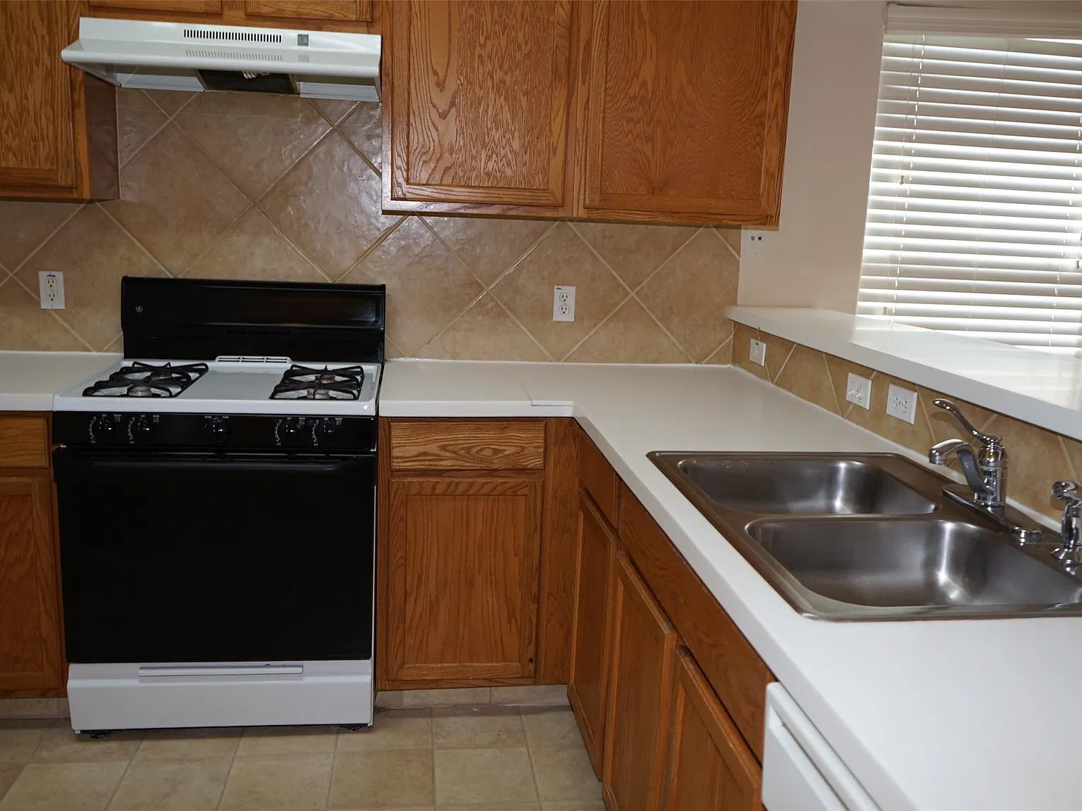 3 bed, 2.0 bath, 1279 sqft, $1,700 — Photo 3