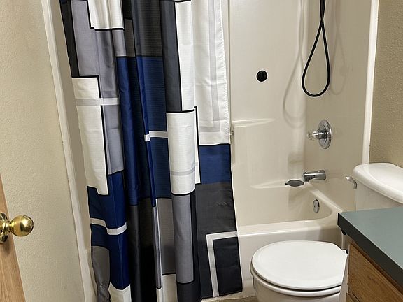 Full Main Bathroom in the hallway between the 2 bedrroms.