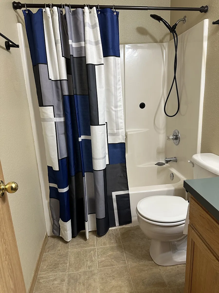 Full Main Bathroom in the hallway between the 2 bedrroms. - 5470 Amethyst St SE