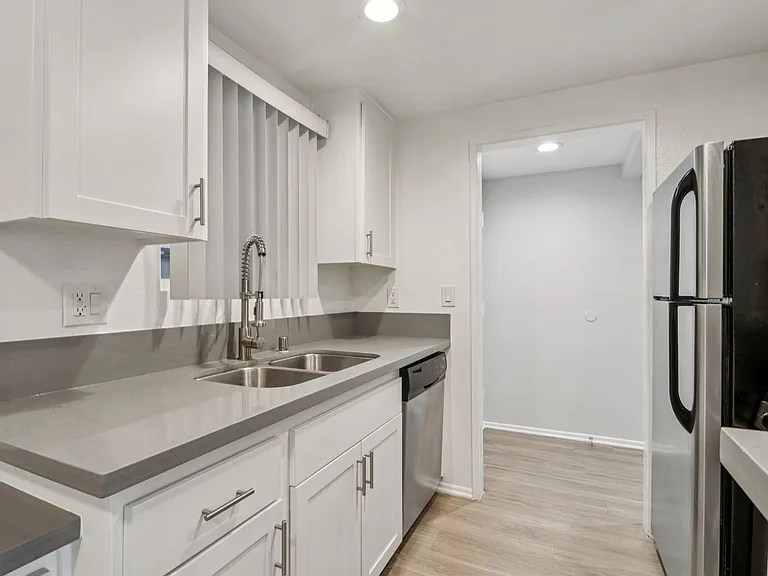 110 S Sweetzer Ave — Photo 13