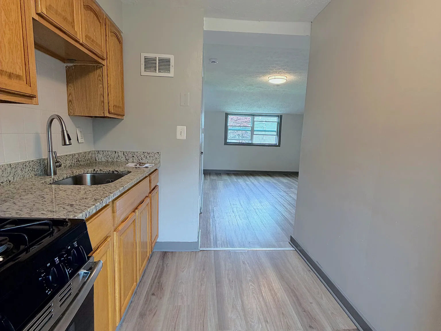 2 bed, 700 sqft, $1,400 — Photo 3