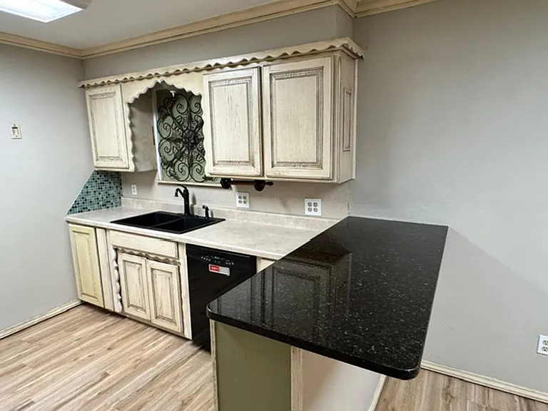 2204 Edgewood Dr — Photo 5