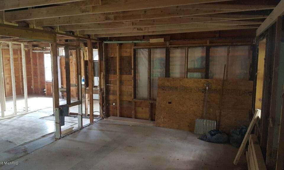 2nd image of 52450 Arnold St
