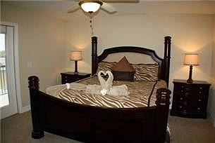 WHI5P841SP-king-master-bedroom