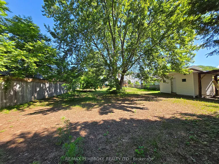 566 Perth St — Photo 14