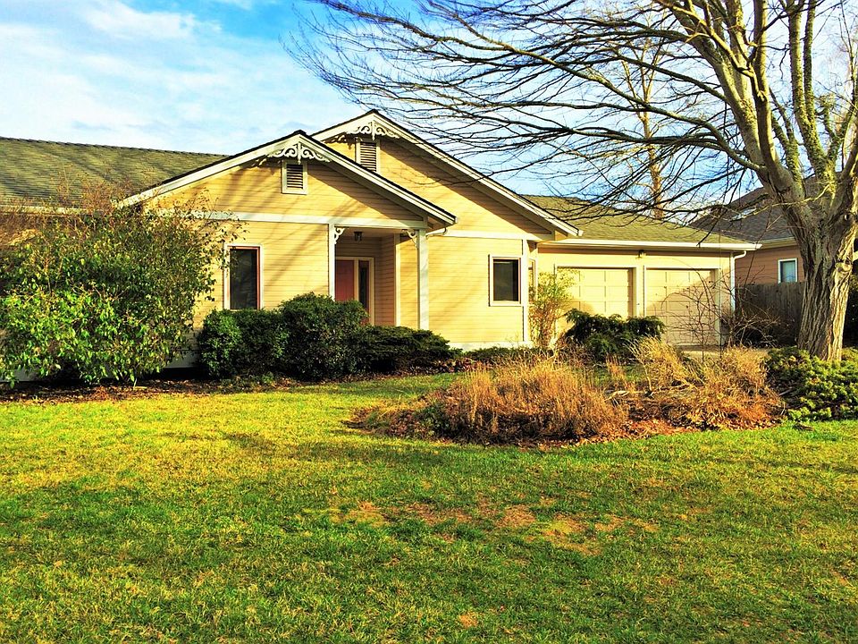 1st image of 144 Blue Heron Ln